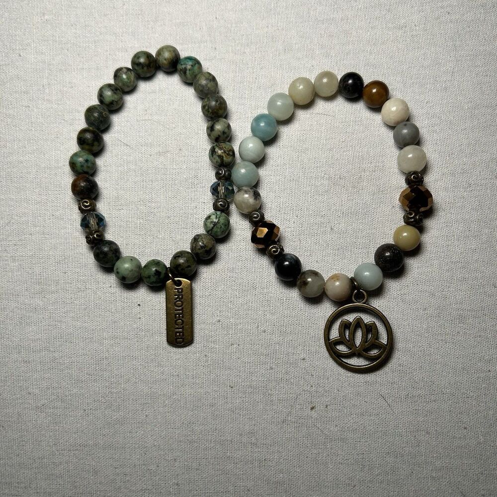beaded stretch bracelets in natural gemstones - Indian agate, bronze charms